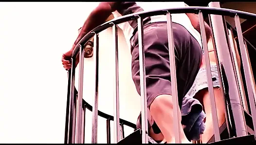 İki seksi orta yaşlı seksi kadını sikiyor