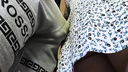 Aman tanrım! Yabancı külotlarının içine sert boşaldığında neredeyse metro yolcuları tarafından görülüyor