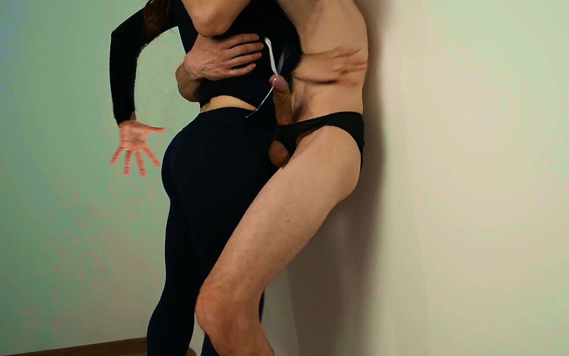 Aşırı heyecanlı erkek arkadaş basit bir öpücükten iki kez boşalıyor. Eller serbest boşalmalar.