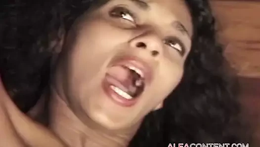 Tatlı siyah genç seviyor o büyük çük içinde ona göt