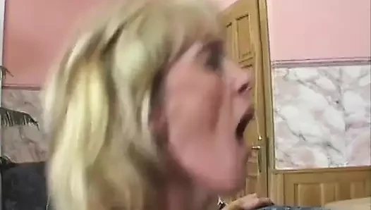 Orta yaşlı seksi kadın ve bu adam seks yapıyor