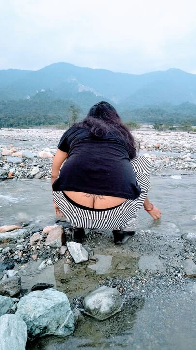 На улице обнаженная осмелилась и жестко трахнула в отеле, кончила в ее волосы.