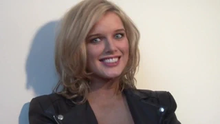 Helen flanagan göğüs dekoltesini sergiliyor