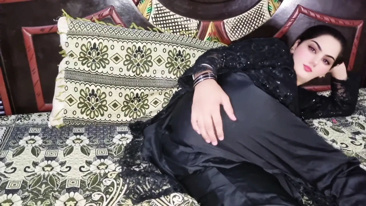 Melek kız sert yarağımı okşuyor ve ıslak amcığını gösteriyor ve sonra tam doğum günü takım elbisesiyle parçalanıyor