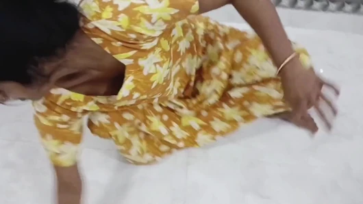 Azgın desi hatun sırt ağrı masajı tutkulu saksoya dönüşüyor ve memelere boşalma