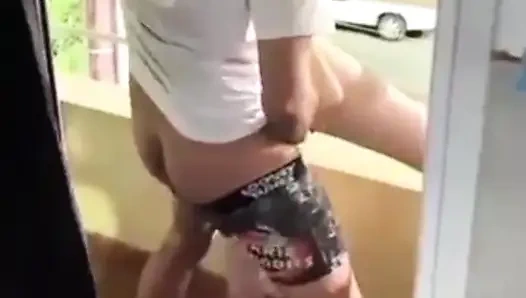 Sıska genç kız balkonda sikiliyor