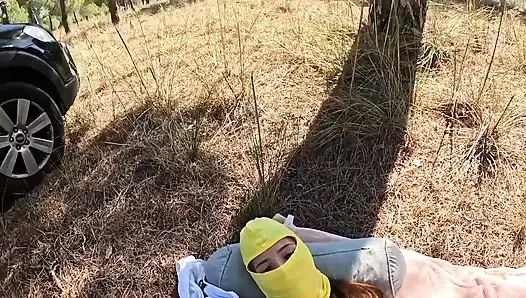 Ormanda bir kadınla tanıştım ve ağzına boşalana kadar onu siktim