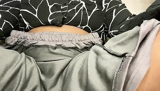 Hintli kız amcığını parmaklıyor ve göğüslerini gösteriyor ve basıyor