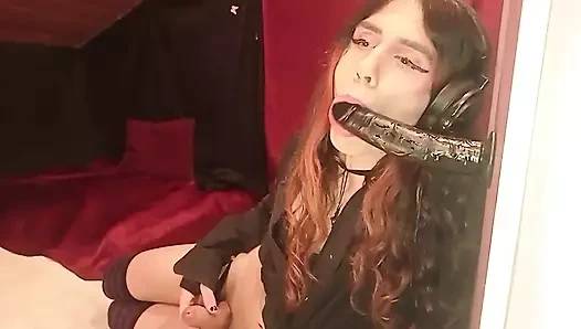 Muhteşem kadın kılıklı kadın yarağının üzerinde gırtlağına kadar alıyor ve salya akıtıyor