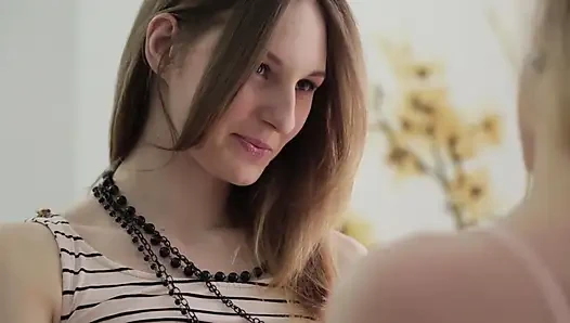 Şanslı yarak iki lezbiyen tarafından şımartılıyor