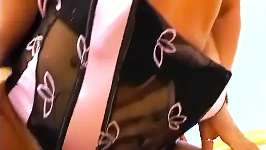 Pembe iç çamaşırlı seksi esmer orta yaşlı seksi kadın eğlenmek için küçük bir penis alıyor