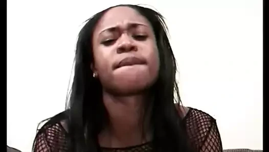 Büyük çük damızlık siyah orospudan vahşi ve özensiz kafa alır, sonra onu sikikleri