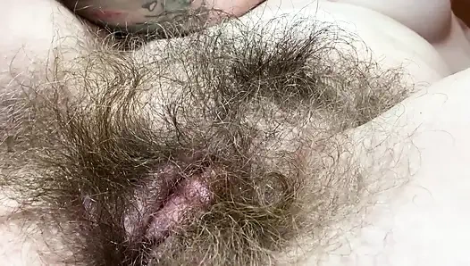 Kıllı kız büyük klitorisini ovalıyor