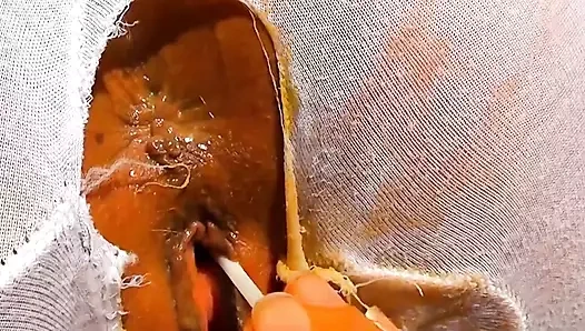 Büyük memeli amatör ıslak amının içinde lolipop oynuyor