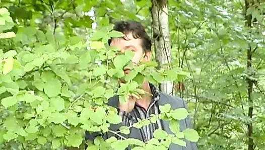 Güzel bir Alman bebek açık havada iki yarağı tatmin ediyor