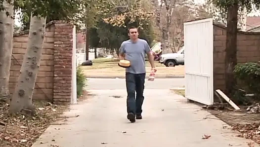 Güzel sarışın seks oyuncakları anal sikişiyor... ağzına boşalma