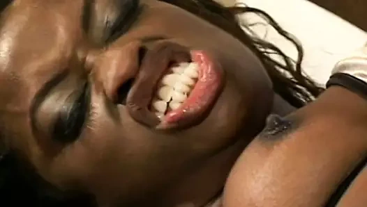 Sıcak abanoz ile doğal memeler sürmek siyah horoz ters cowgirl