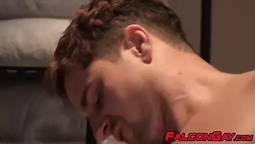 Ham göt doldurma ile büyük kas sporcular zevk o tüm