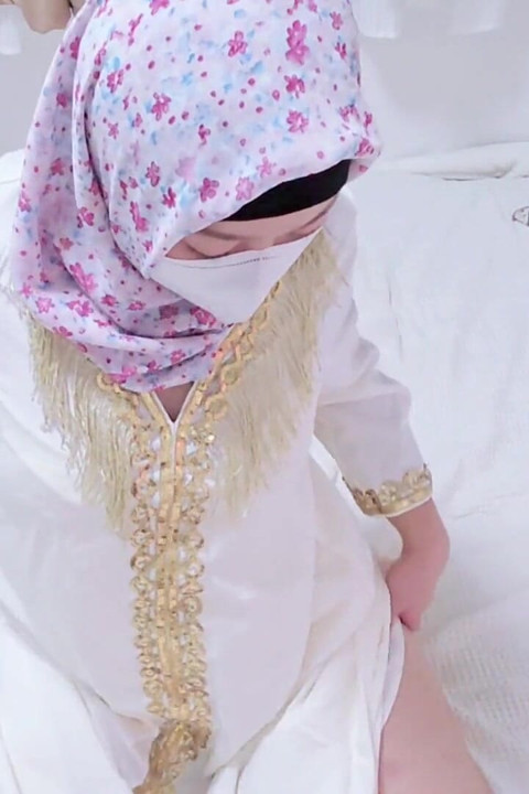 Malezyalı tesettürlü kız beyaz abaya ile azdırıyor ve götünü gösteriyor
