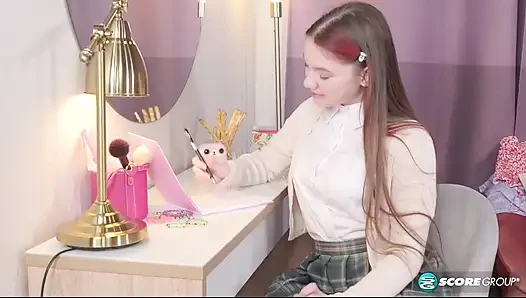 Kız öğrenci Vivi dersten sonra yapay penise biniyor ve sert boşalıyor