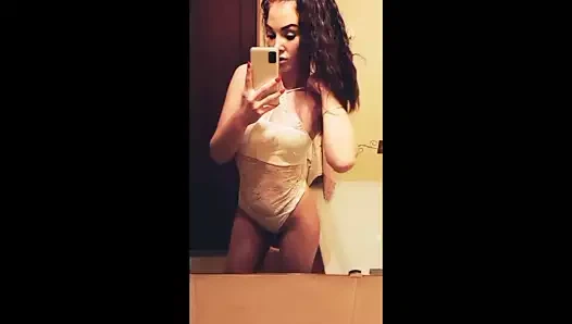 duşta göğüslerimi okşuyorum