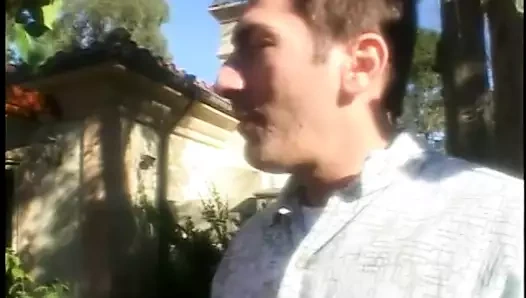 Asılı damızlık gencin kıçına şaplak atıyor ve onu kedi parmaklıyor