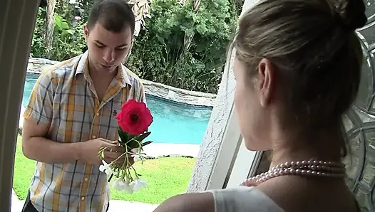 Sarışın orta yaşlı seksi kadın Velicity von, göt dilliyor ve analingus seks seansında götünü siktiriyor