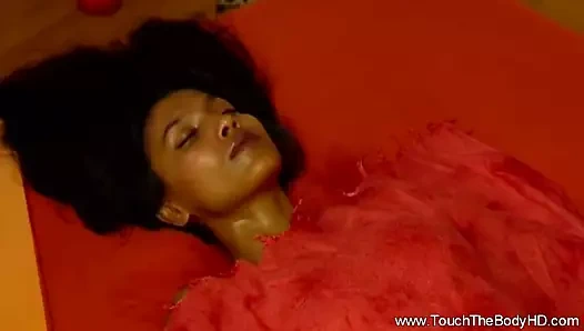 Şimdi rahatlamak için erotik masaj için geldi