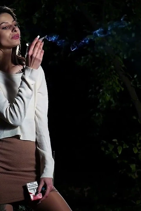 Seksi Rus hatun açık havada sigara içiyor