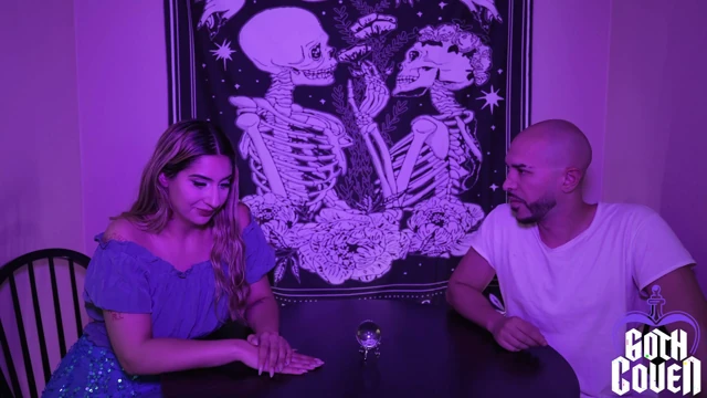 Kalbi kırık adam seksi falcıyla yeni bir başlangıç yapıyor