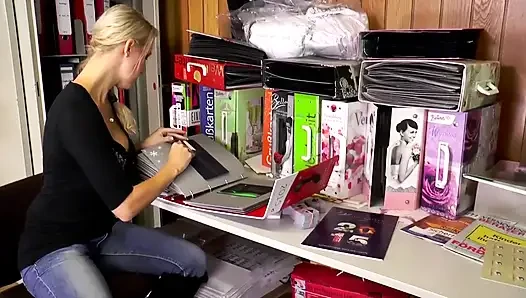 Seksi sarışın sekreter patronu tarafından sert sikiliyor