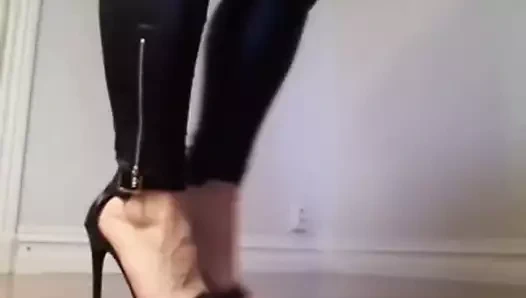 De legging couro e Sandalia Salto Alto Fino para voces