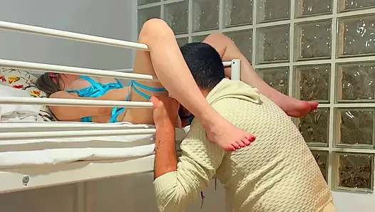 Üvey baba, azgın üvey kızının vajinasını kahvaltıda yedi!