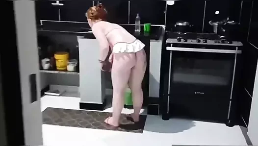 Kocası çıplak karısını öğle yemeği yaparken buluyor ve sonra seks yapıyor