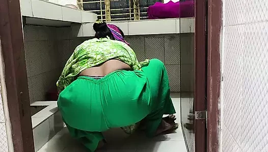 Aniden teyzemi evdeki bulaşıkları temizlerken gördüm