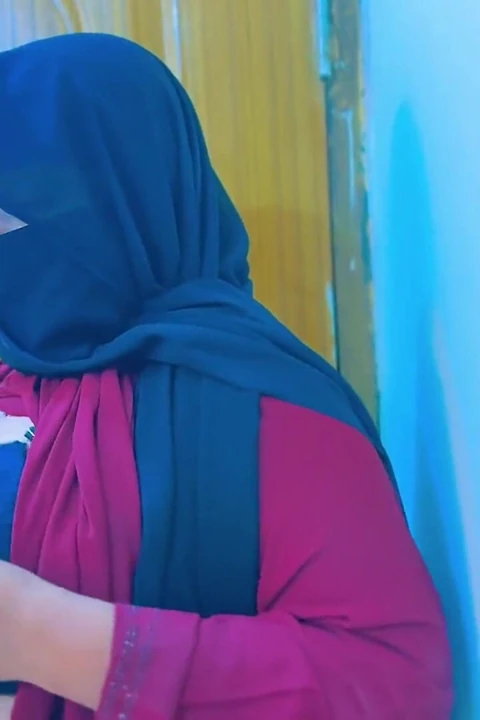 Mısırlı ateşli hizmetçi süper azgın oluyor ve ofis odasında mastürbasyon yapmaya başlıyor ve patron onu görünce elle muameleye başlıyor