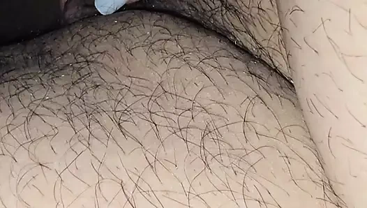 Üvey anne üvey oğlunun büyük ereksiyonünü gördü ve sikini sıvazladı