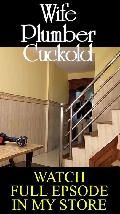 Karısı eğlenirken tesisatçı tamire odaklanırken kocası tamamen fark edilmemek için çabalıyor.