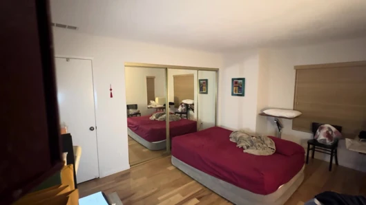 Nefis Jimmy Komşu Kocasıyla Çinli Yoga Eğitmeni Slutty Kitty'yi Aynanın Önünde Sikiyor