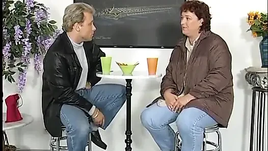 Orta yaşlı seksi kadın yarak emiyor ve sonra ağzına boşaltıyor
