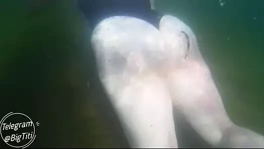 Kıvrımlı kız banyo yapar ve baştan çıkarır