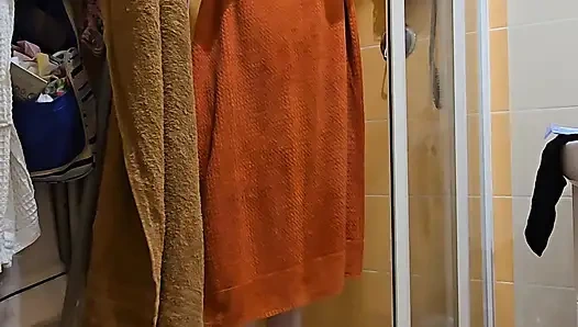 Büyük yumuşak doğal memeli ve büyük götlü sevimli iri güzel evli kadın duş alıyor