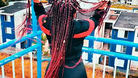 Gerçek büyük kıçlı amatör kız seksi bir yabancının kocaman kıçına lanet ediyor, seks bağımlısı!