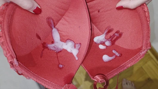 Harika sakso ve memeyle muameleden sonra sütyen bardaklarına büyük boşalma