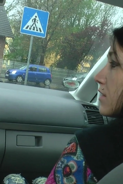 Orta yaşlı seksi kadın sokakta yabancı tarafından yalanıyor