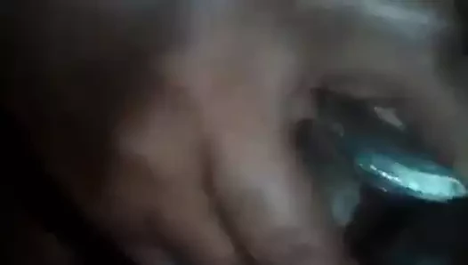 Colombiana se desnuda y se masturba con una botella