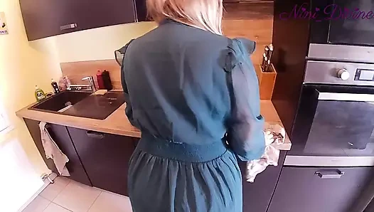 Cömert kız mutfakta sikilmek için büyük külotunu bir kenara çekti!