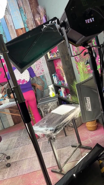 Dövme dükkanı sürtüğü dövme yaparken amını yalatıyor ve yarak emiyor | Klip 2