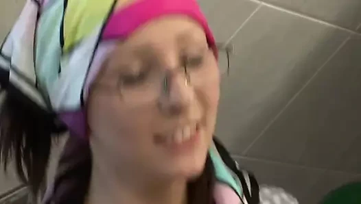 Kadın iç çamaşırında olgun milf orgazmların hissedildiği banyoda onu kedi nüfuz eder