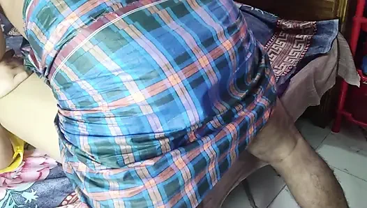 Bengalli yenge kocası dışarı çıktığında eğleniyor